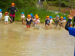 写真：年長児　泥んこ遊び