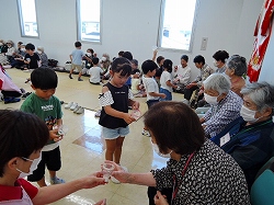 写真：年長児　地域の方々との交流