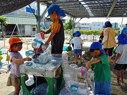 写真：年長児　水遊び