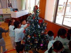 写真：年長児　クリスマスツリー飾り