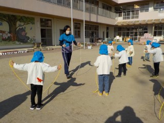 写真：年中：つみき遊びの様子