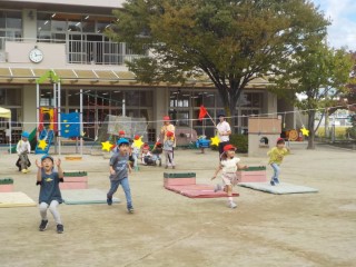 写真：年中：つみき遊びの様子