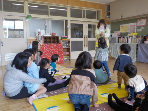 写真：親子で遊ぶ様子