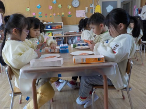 写真：年少児　はさみ
