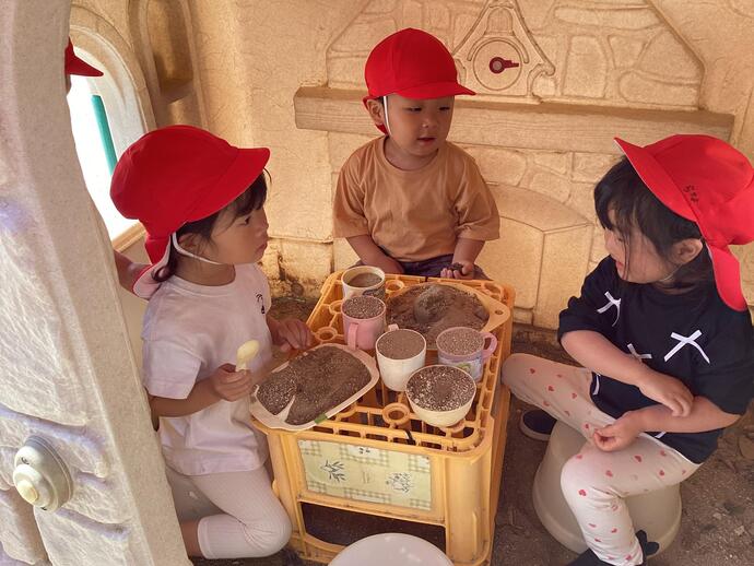 写真：年少児　砂遊び