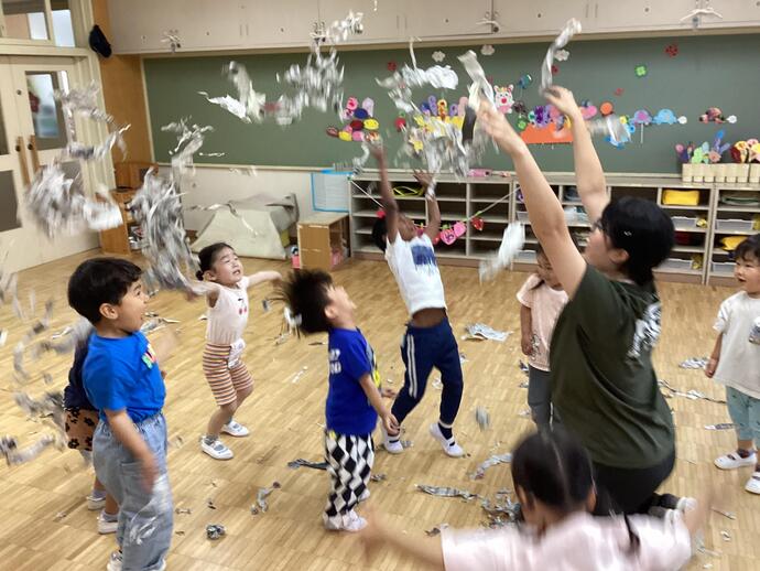 写真：年少児　新聞遊び