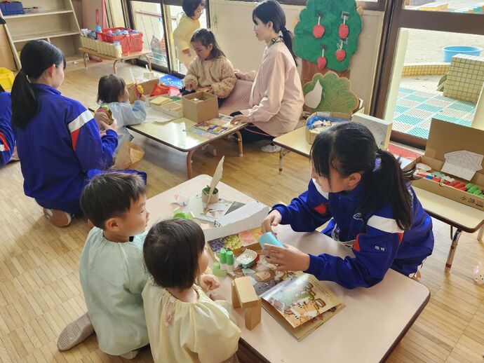 写真：年少児　中学生との交流