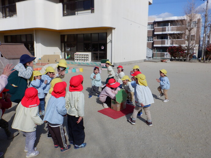 写真：年少児　鬼遊び