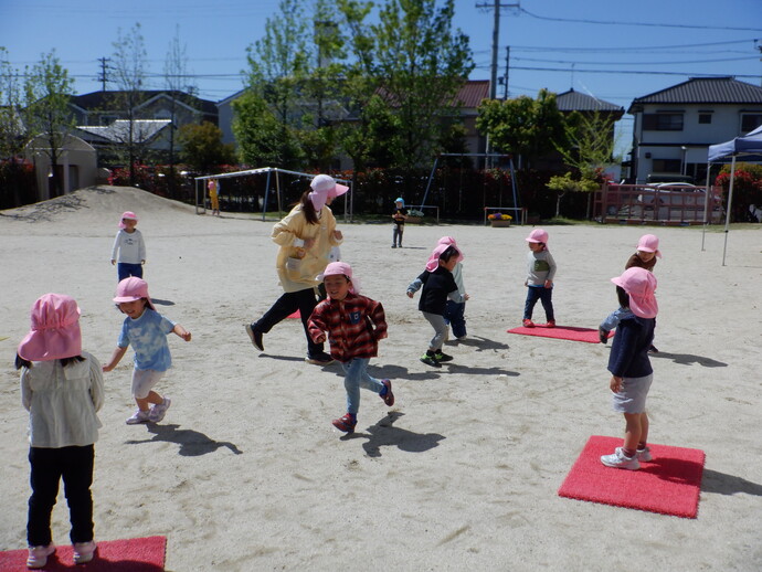 写真：年中児　鬼遊び