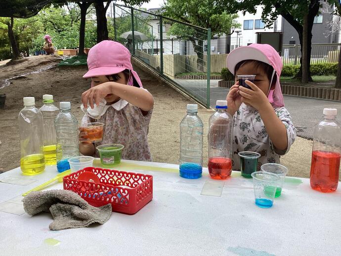 写真：年中児　色水遊び