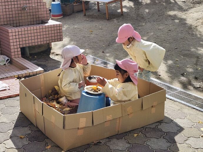 写真：年中児　落ち葉遊び