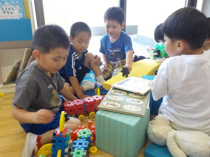 写真：年中児　ブロック遊び