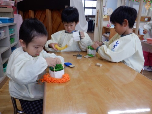 写真：年長児　編み物