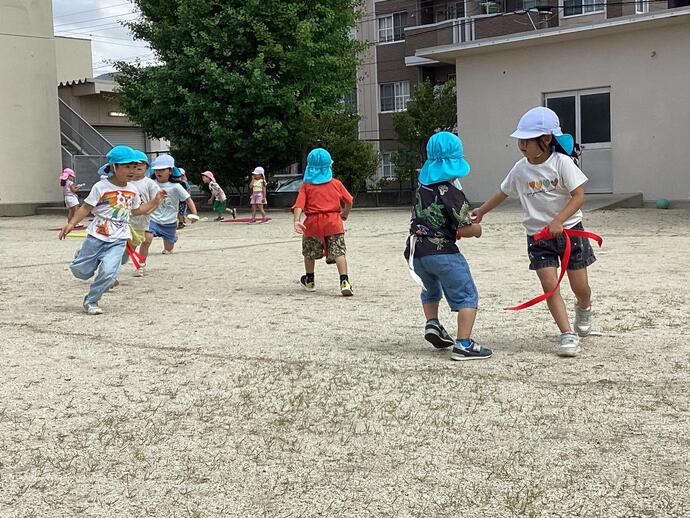 写真：年長 しっぽ取り鬼遊び