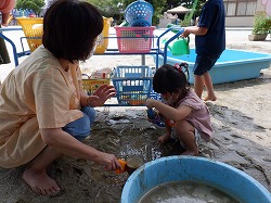 写真：砂場で遊ぶ様子