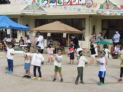 写真：年中児　運動会で遊戯をしているところ