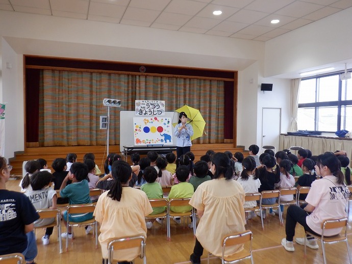 交通安全教室を受けている様子