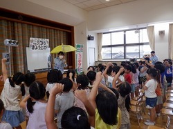 交通安全教室を受けている様子