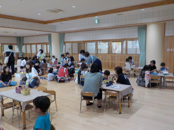写真：室内のブロック遊びの様子