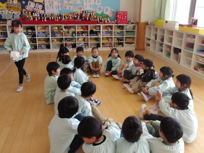 写真：年長児　ひな人形を作っているところ