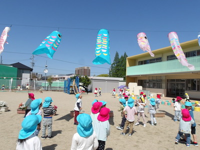 写真:年長児 靴取り鬼をしているところ
