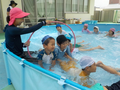 写真:年長児 ひな人形を作っているところ