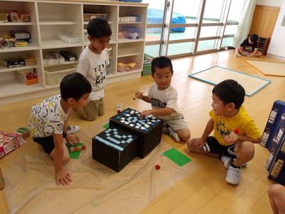 写真:年長児 編み物をしているところ