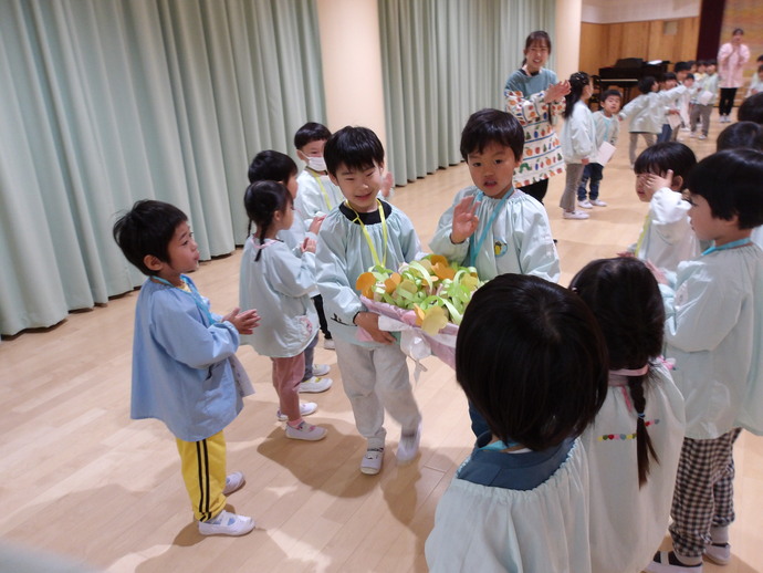 写真：年長児　ひな人形を作っているところ