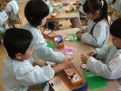 写真：年中児　雛人形を作っているところ