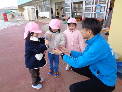 写真：年中児　かるた遊びをしているところ