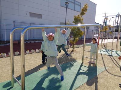 写真：年中児　キャンディー屋さんにお客さんを呼んでいるところ