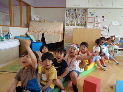 写真:年中児 かるた遊びをしているところ