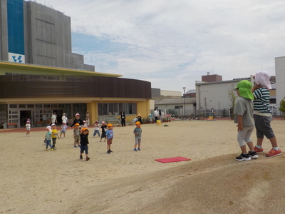 写真:年中児 雲梯に挑戦しているところ