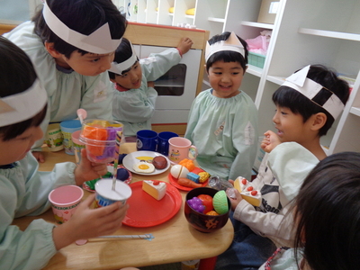 写真:年中児 キャンディー屋さんにお客さんを呼んでいるところ