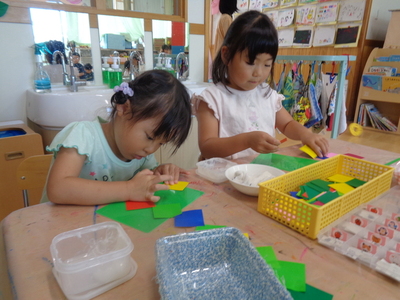 写真:年中児 転がしドッジボールをしているところ