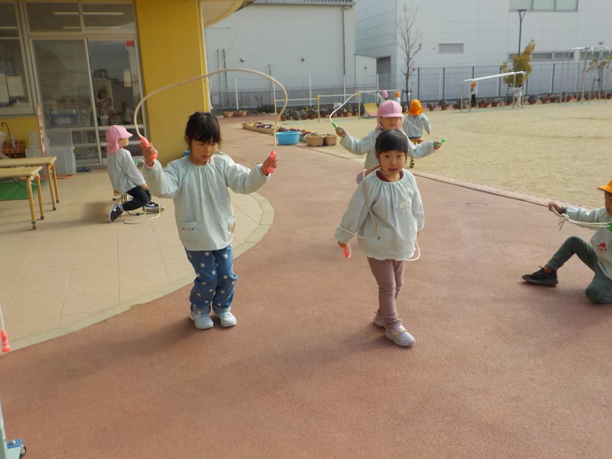 写真:年中児 雛人形を作っているところ