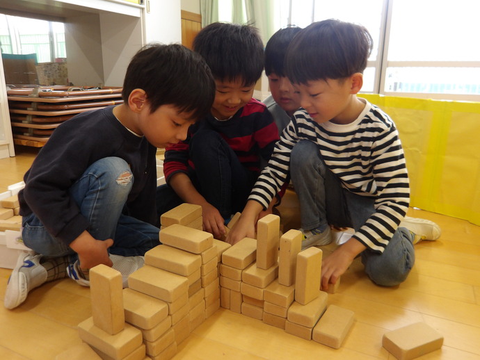 写真:年中児 キャンディー屋さんにお客さんを呼んでいるところ