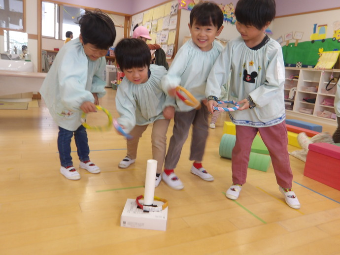 写真:年中児 転がしドッジボールをしているところ