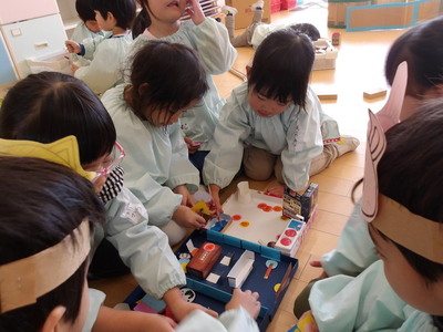 写真：年少児　三輪車を繋げて遊んでいるところ
