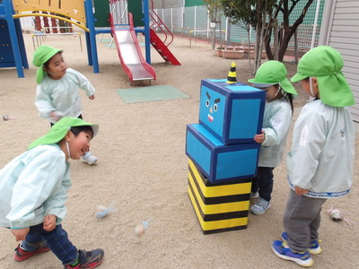 写真：年少児　山作り