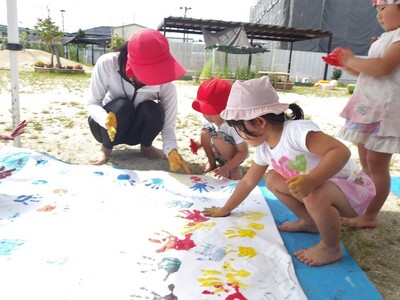 写真:年少児 色水