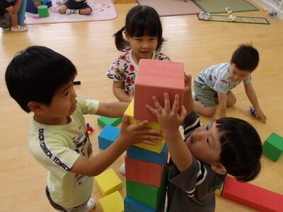 写真:年少児 山作り