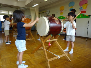 写真：和太鼓をたたいてる様子