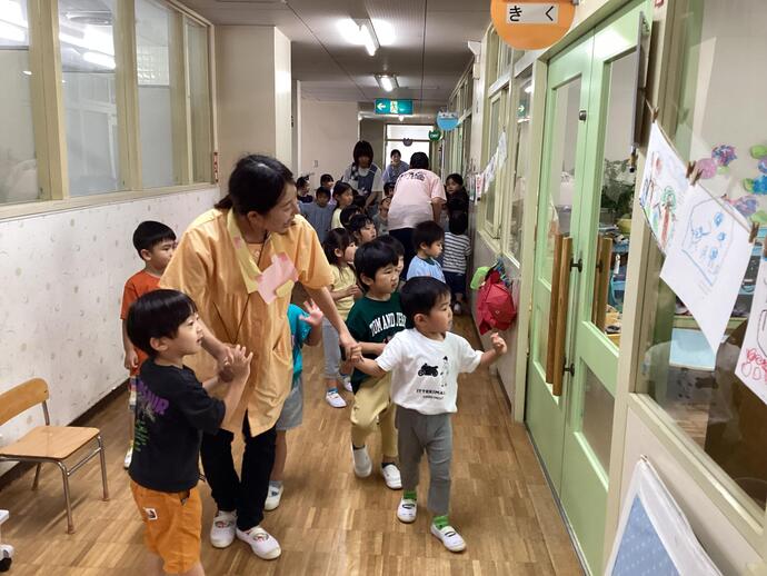 写真：園内探検の様子