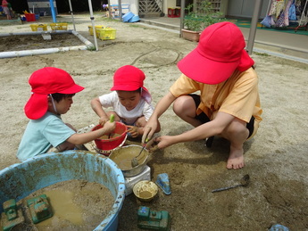 写真:どろ遊びの様子