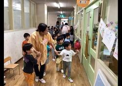 写真:園内探検の様子