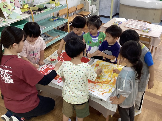 写真：絵の具遊びの様子