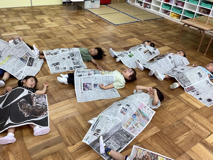 写真：新聞紙遊びの様子
