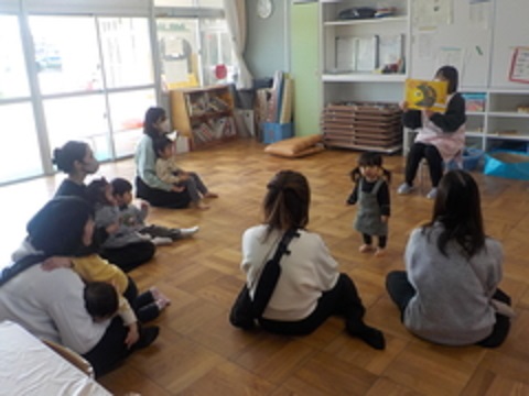写真:園内で親子で遊ぶ様子1