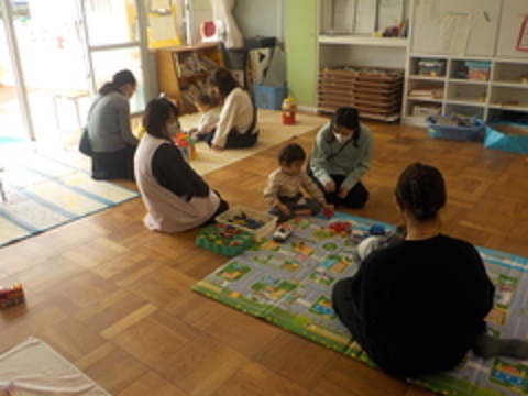 写真:園内で親子で遊ぶ様子2
